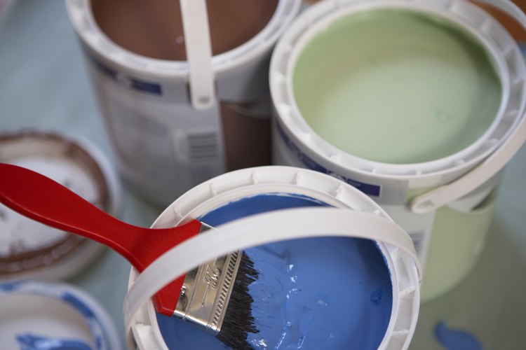 Algunos tonos de azul y café chocan con el verde mar.