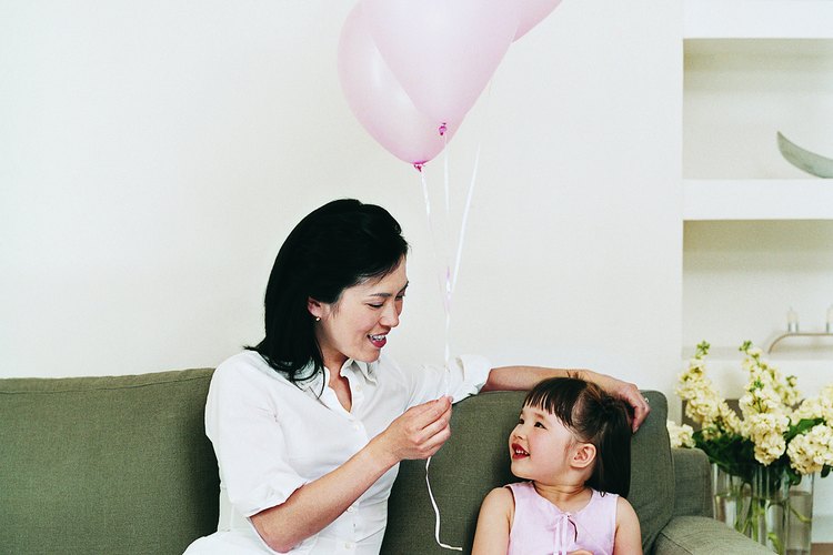 En este versículo, la madre ideal es aquella que honra a Dios, ama a su marido y sus hijos, se ocupa de las necesidades de los menos afortunados y mantiene bien su casa.
