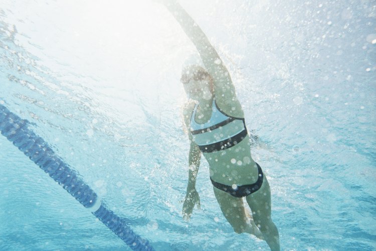 Instala una bomba de filtrado en tu piscina Intex para mantenerla libre de impurezas y basura.