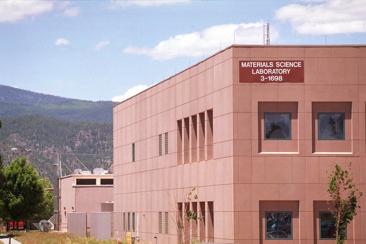Los Alamos National Laboratory se encuentra en las afueras de la pequeña ciudad.