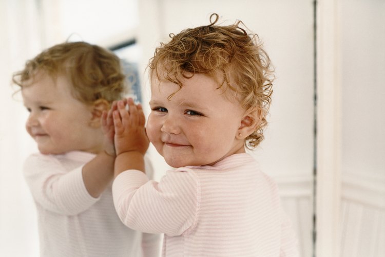 Para la edad de dos años, los niños saludables pueden reconocerse a sí mismos en un espejo.