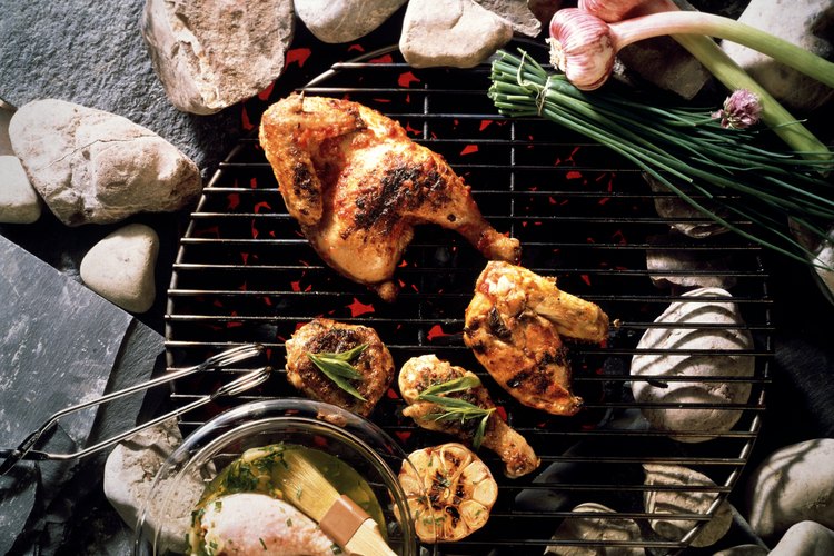 Pinta el pollo con el resto de la marinada mientras lo grilles.