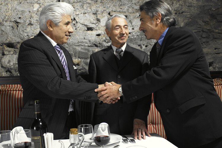 La estructura organizacional define la forma en que las personas y los recursos están organizados y coordinados.