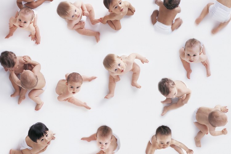 A los bebés no se les debe ofrecer jugo de manzana antes de los 6 meses de edad.