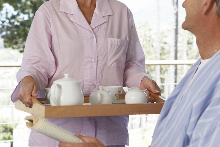 Sorprende a tu esposo con un desayuno en la cama el día de su cumpleaños.