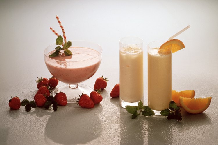 Saber cómo mezclar naranjas y leche para hacer tu propia versión de Orange Julius te permite servir bebidas refrescantes ricas en calcio y vitamina C.