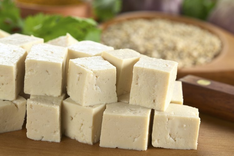 Tofu en cuadritos.