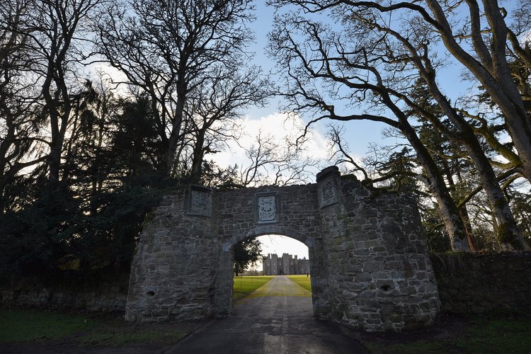 Arco en los terrenos del Scone Palace.