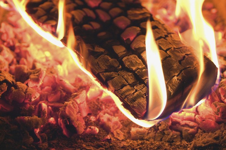 La ceniza de leña es una fuente tradicional de potasio para el suelo.