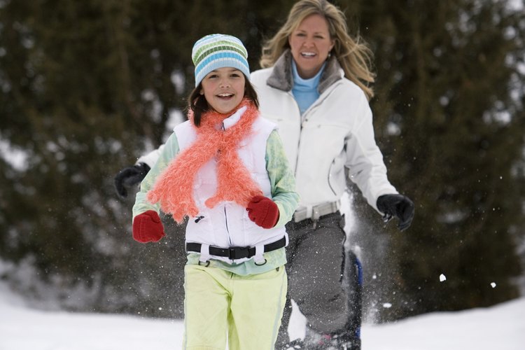 Tu hijo disfrutará más caminar sobre la nieve si le permites caminar delante de ti.