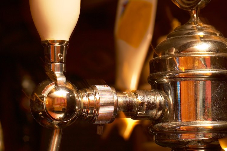 Cargar un barril con CO2 es necesario para obtener una cabeza espumosa en la cerveza.