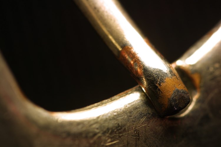 El Brasso puede usarse para limpiar y pulir hebillas de cinturones y zapatos.