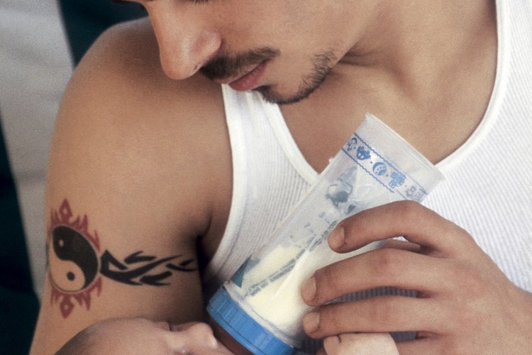 Puedes darle jugo de ciruela pasa o de pera a tu bebé para mejorar su constipación.