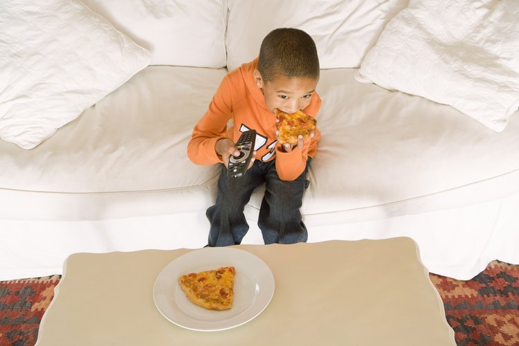 Los estudios muestran que la televisión promueve comer en exceso y otros hábitos negativos en los niños.