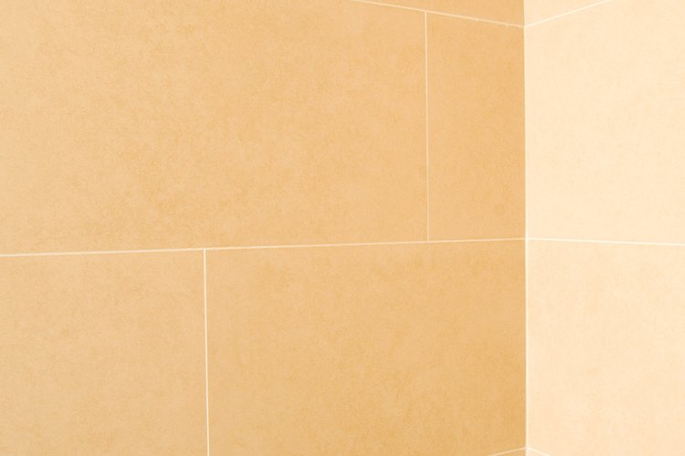 Los azulejos de la ducha se deben limpiar antes de volver a pintarlos.