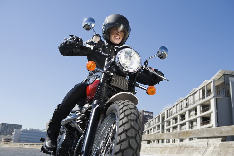 Vuelve a instalar el asiento o la cubierta lateral en la motocicleta.