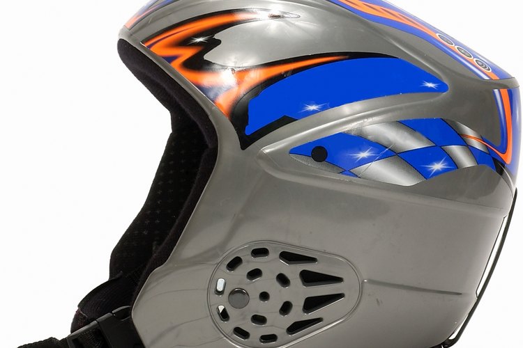 Para los amantes del deporte con tabla de nieve, es muy importante el uso de casco pues realizan frecuentemente saltos y giros extremos.