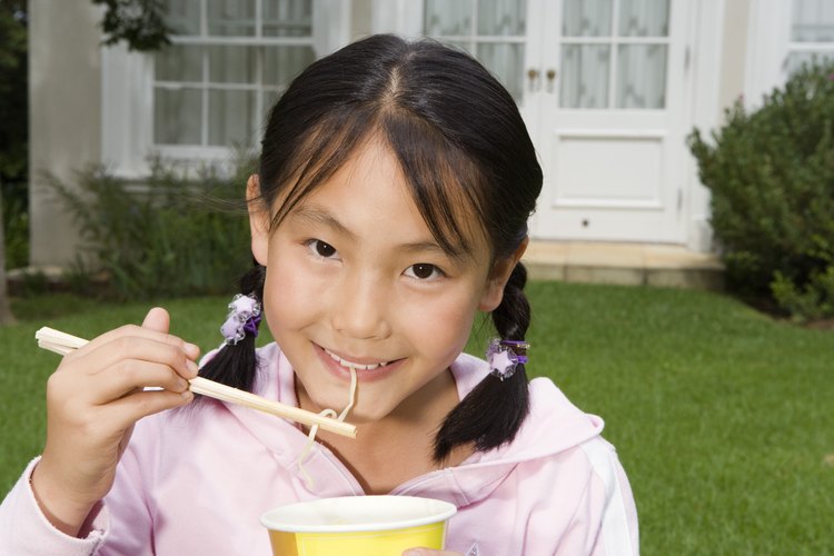 Los palillos chinos son utensilios para ingerir los alimentos.