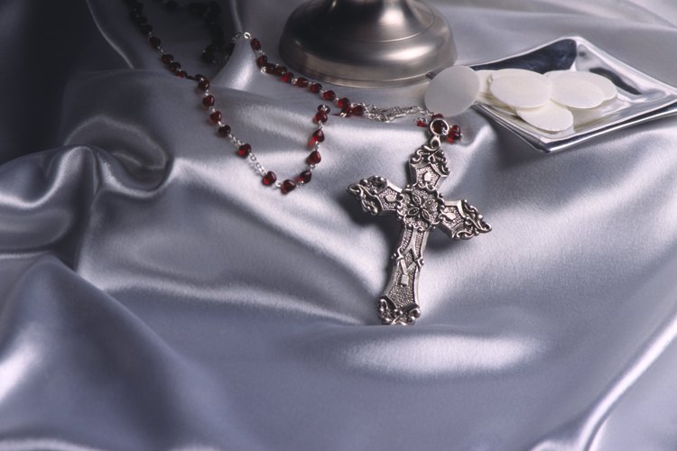 En las iglesias católicas, protestantes y ortodoxas usan muchas clases de lienzos: telas para altares, mesas y objetos de comunión, estolas decorativas para el púlpito y el atril.