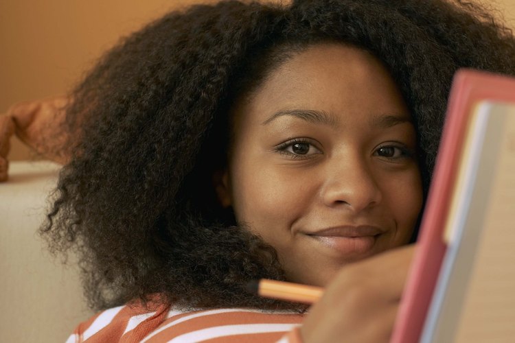 Las adolescentes pueden escribir o dibujar en un nuevo periódico.