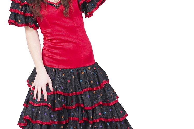 Muchos vestidos de flamenco tienen lunares y colores vivos.