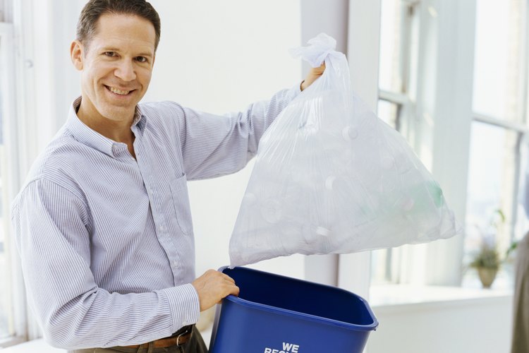 Crea una camiseta rápida y económica con una bolsa de basura, preferentemente una que no esté usada.