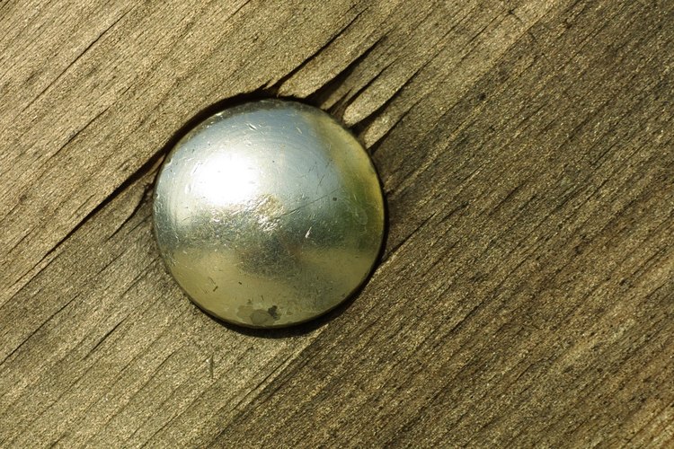 Para mantener un aspecto uniforme a través de un techo de machihembrado, usa un patrón de clavado consistente.