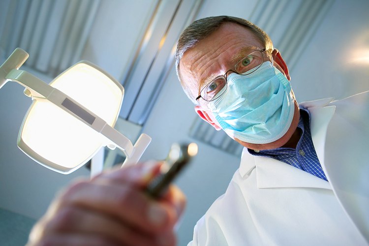 Los higienistas dentales realizan educación de salud oral, limpian de placa y otras acumulaciones a los dientes de los pacientes y realizan controles básicos.