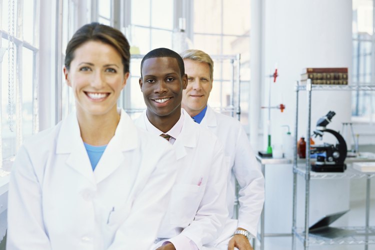 Los tecnólogos médicos y tecnólogos clínicos de laboratorio suelen ganar el cuarto salario más alto entre los candidatos con formación en biología.