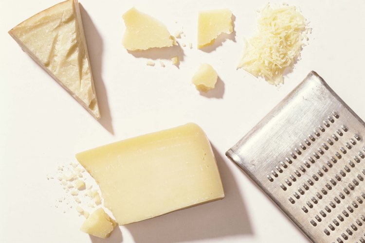 El agregado de queso parmesano transforma una salsa de crema tradicional en una salsa Alfredo.