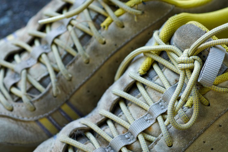 Extraer las suelas de una zapatilla de deporte puede ser completado en unos sencillos pasos.