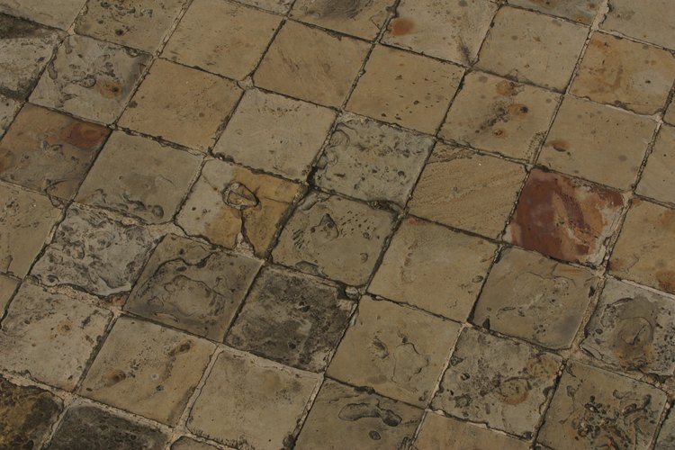Limpia el óxido de los azulejos con productos ácidos o abrasivos.