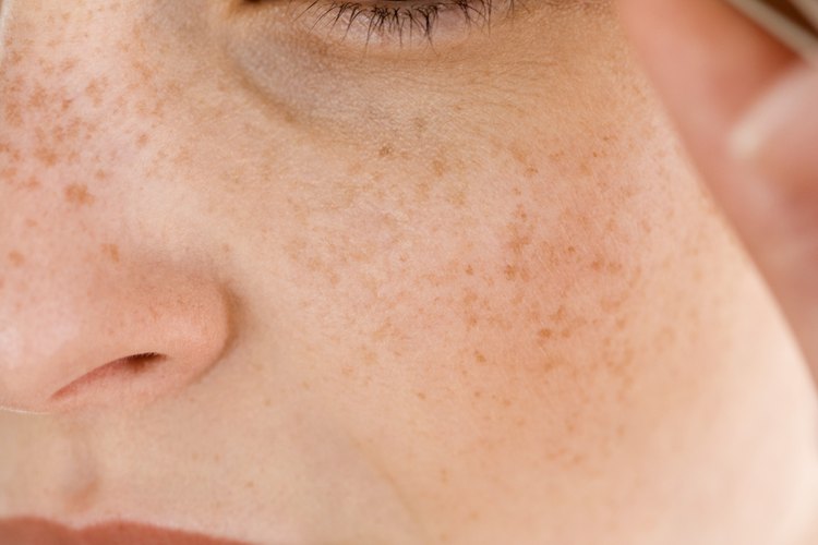 Sacar los pelos de las cejas con pinzas requiere de tiempo, pero genera una ceja muy bien definida.