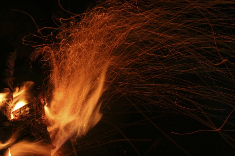 Para evitar que el fuego genere problemas, es importante llevar agua en buena cantidad para apagar todas las llamas al final del encuentro.