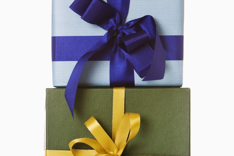 Puedes traer una variedad de obsequios a un intercambio de regalos tipo elefante blanco (desde un tazón de café hasta un certificado de regalo).