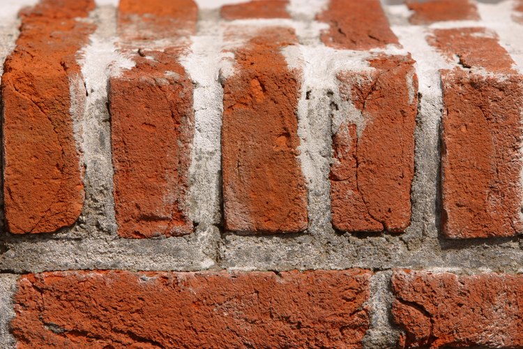 El cemento adhesivo se utiliza en distintas aplicaciones de la construcción.