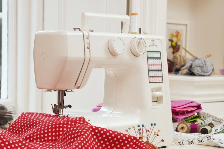 Las blusas con escote drapeado pueden hacerse con materiales nuevos o con camisetas viejas.
