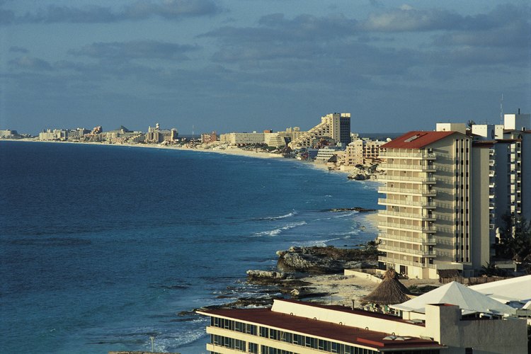 Cancún es un moderno destino turístico que ofrece muchas oportunidades de compras, diversión y atractivos naturales.