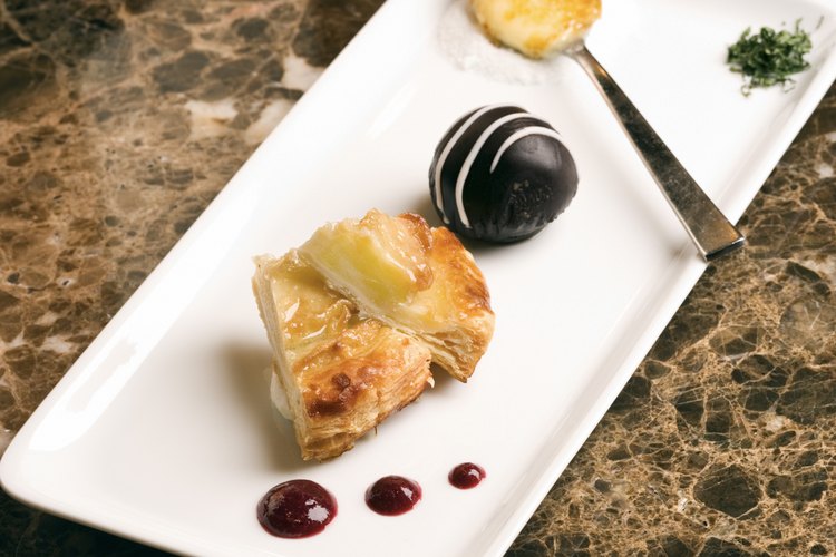 Los postres de especialidades son creados por chefs pasteleros en los restaurantes.
