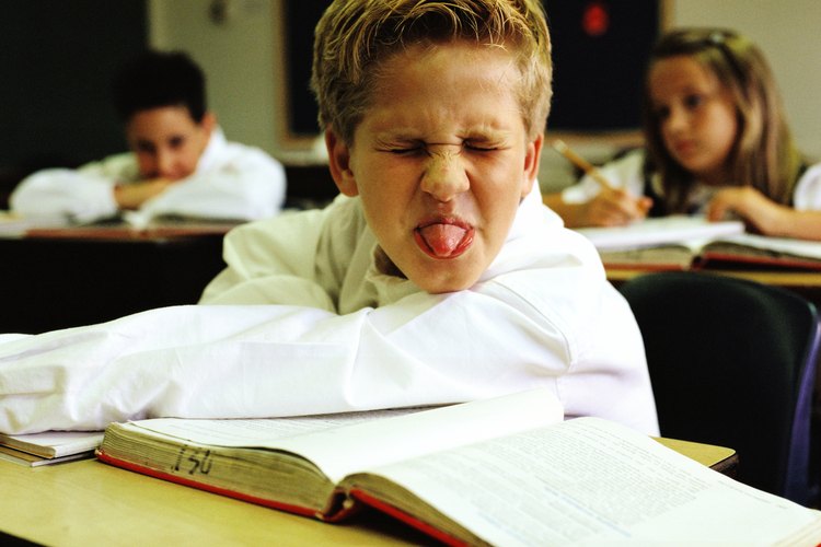 Algunos estudiantes con discapacidad de aprendizaje reaccionan por la frustración.