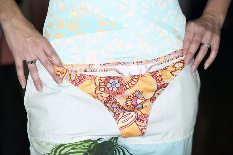 Crea una tanga nueva a partir de un bikini viejo.