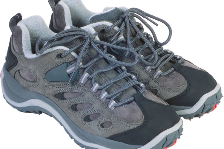 Utiliza zapatos resistentes de buena fabricación, y reemplázalos con frecuencia para evitar un desgaste desigual.