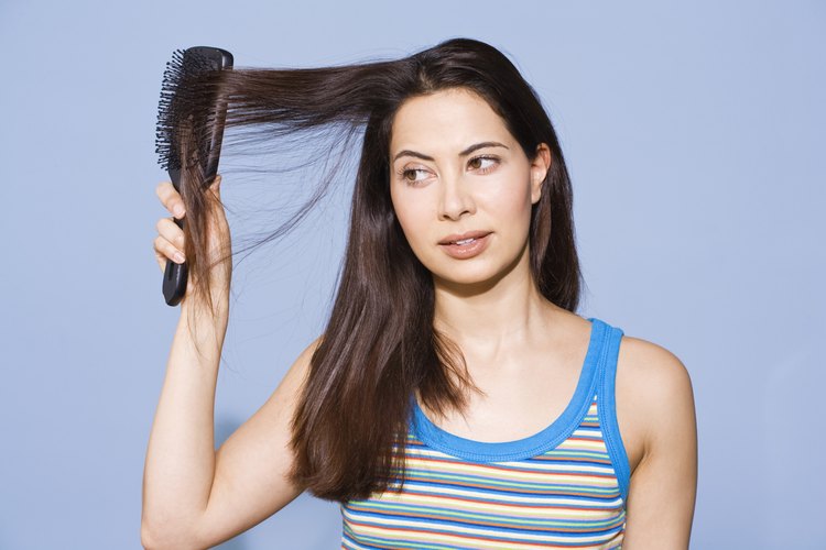 Puedes probar la plancha de vapor para obtener un cabello suave y lacio.