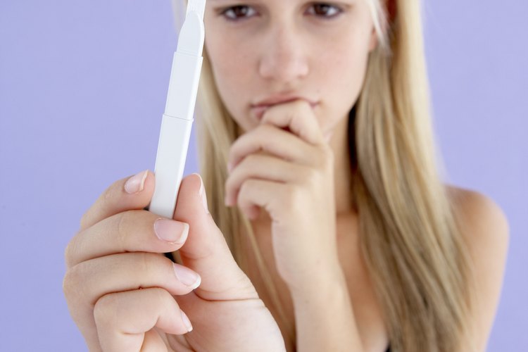 Las adolescentes embarazadas tienen aproximadamente el mismo riesgo de aborto que las mujeres entre las edades de 20 a 30 años de edad.
