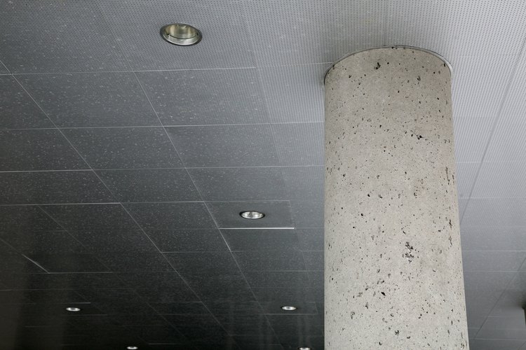 La altura para el cielo raso comercial está establecida en el IBC.