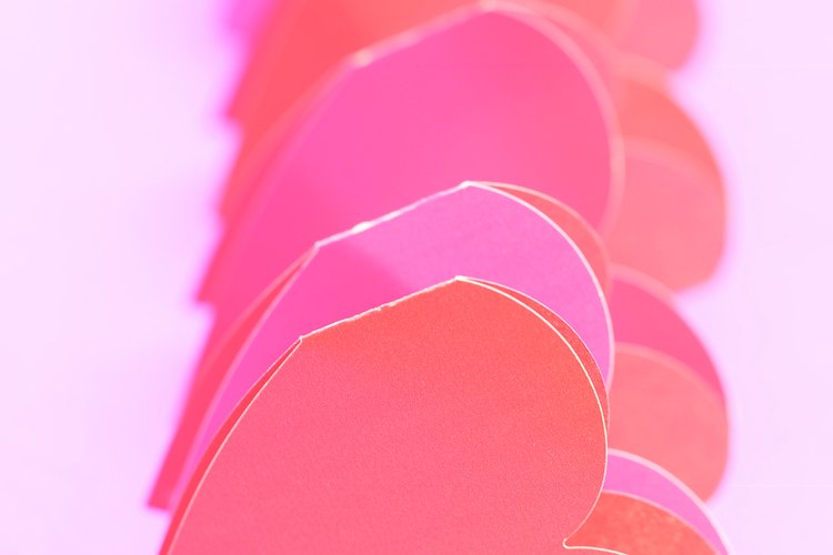Corta varias formas de corazón en papel cartulina.
