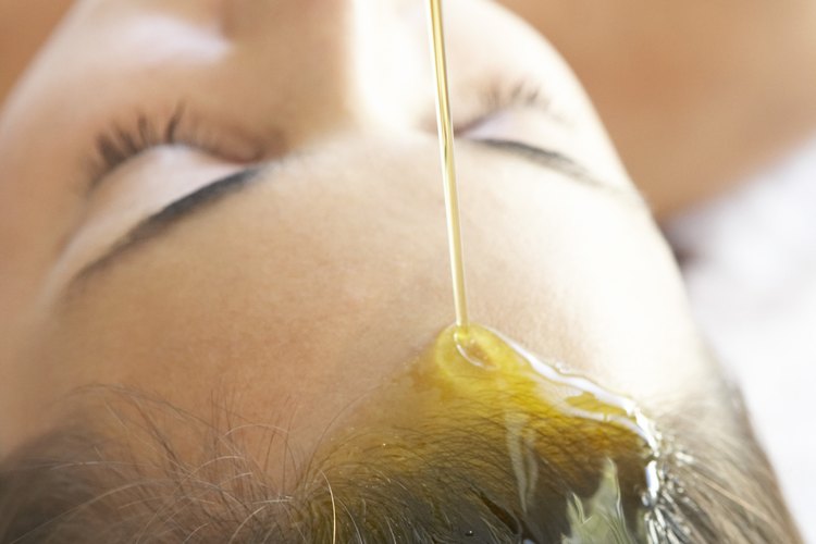 Por sus propiedades, el aceite de linaza beneficia mucho al cabello.
