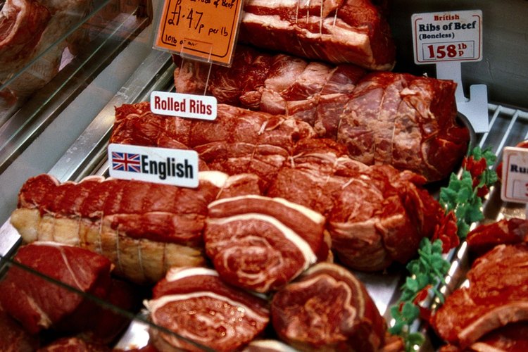 Antes de comprar la carne, estima la cantidad que comerán tus invitados.