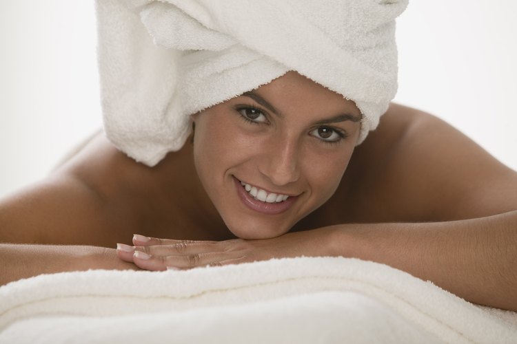 Deja que tus hijos adolescentes se relajen en una fiesta de cumpleaños tipo spa.