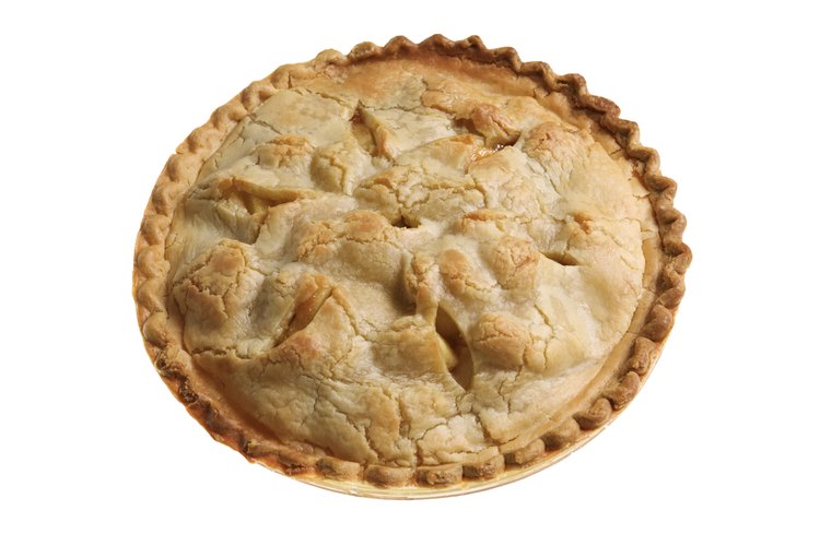 Guarda la tarta de manzana alejada de alimentos crudos para prevenir su contaminación.